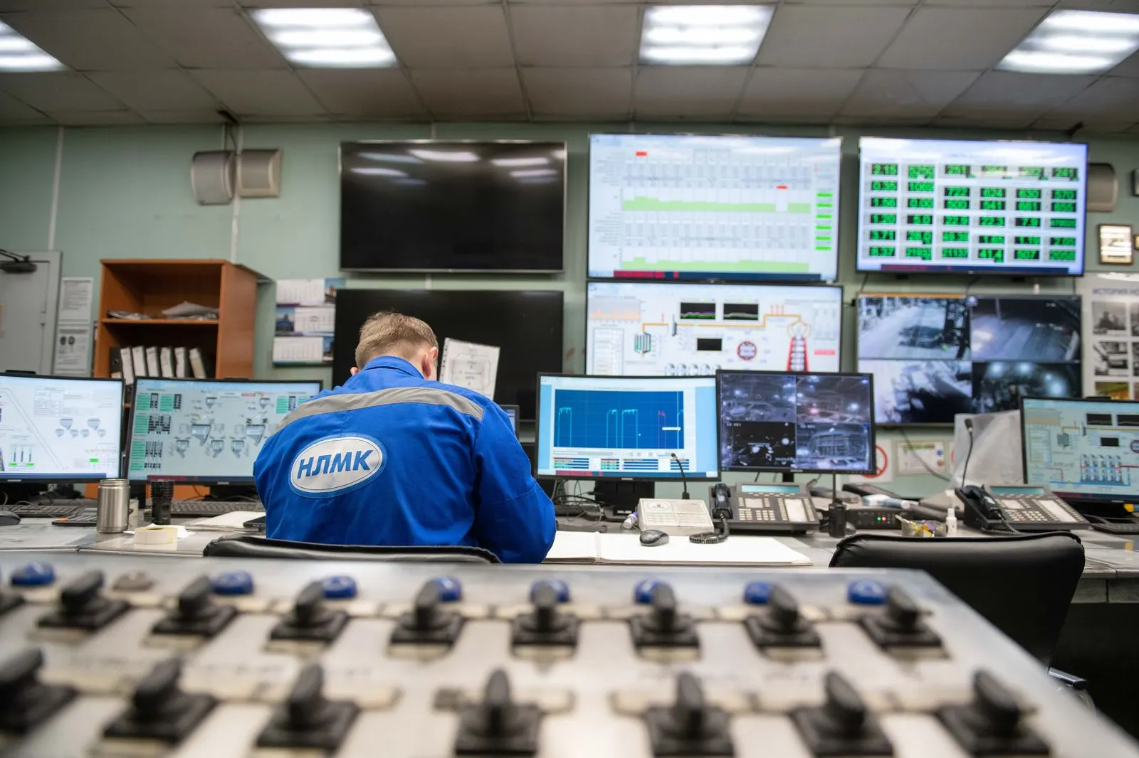 A dispatcher at a screen showing a world map of active chauffeur reservations